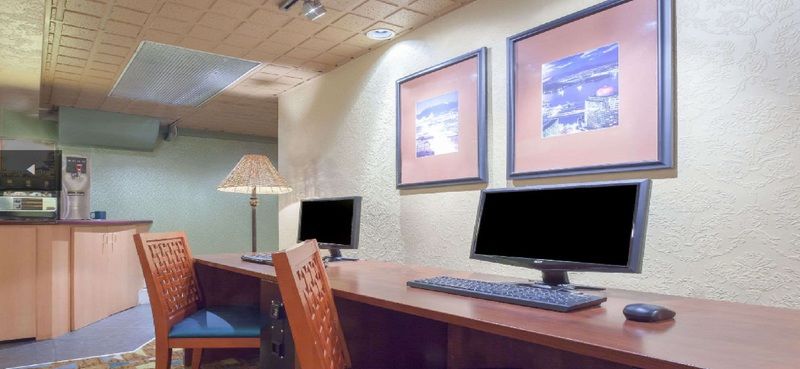 ハワード ジョンソン ホテル ダウンタウン バンクーバー エクステリア 写真